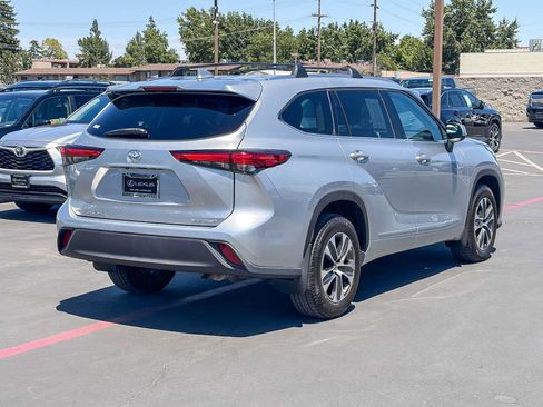 Used 2021 Toyota Highlander XLE AWD/4WD image 4