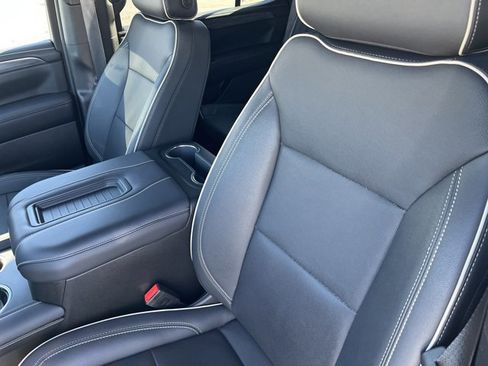 Used 2024 GMC Yukon SLT w/ SLT Luxury Package image 14