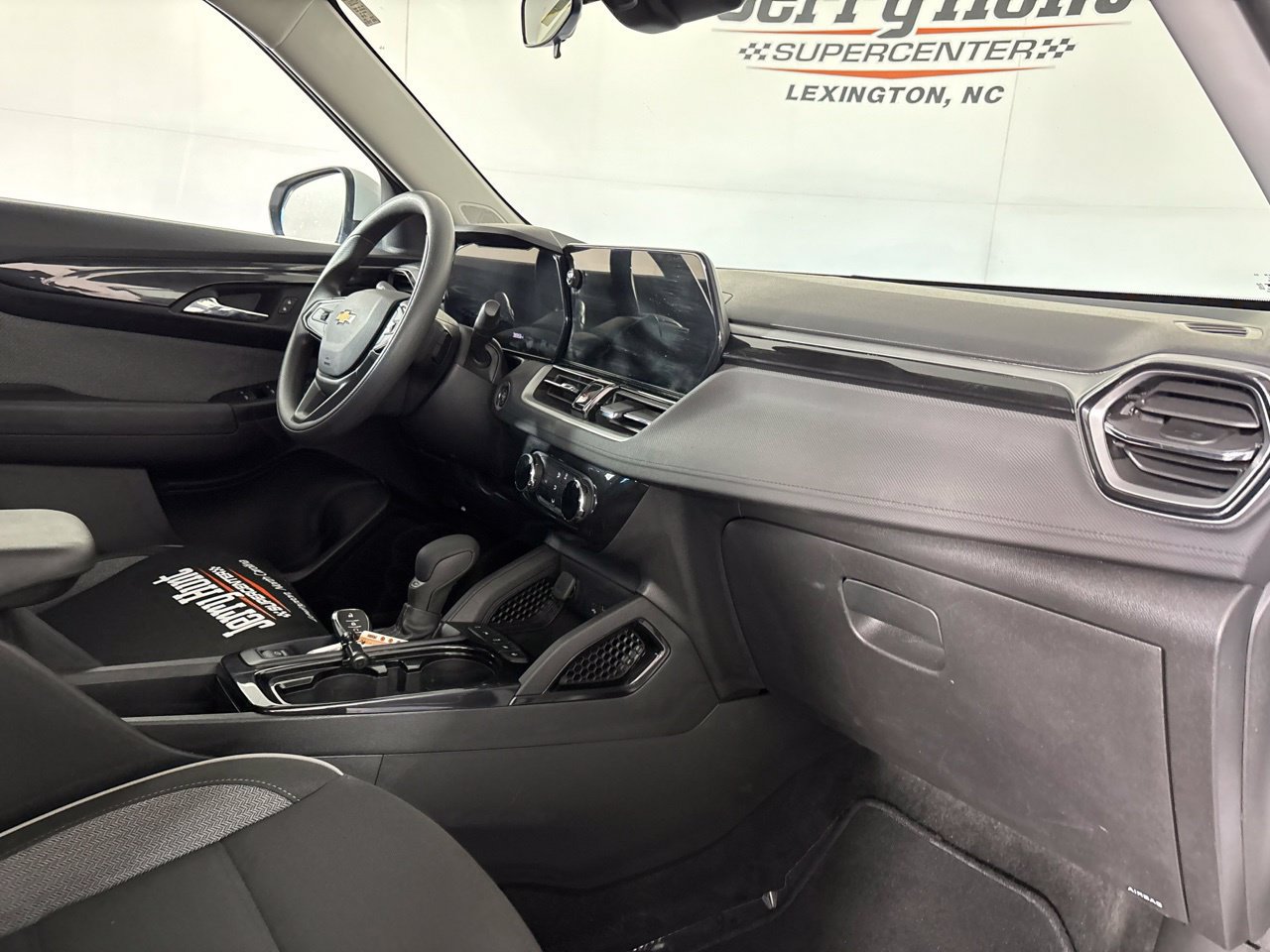 Used 2025 Chevrolet TrailBlazer LT FWD image 30