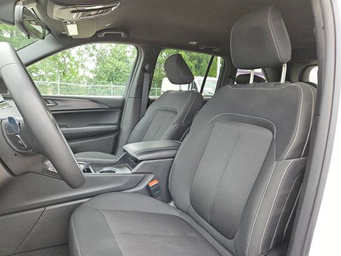 Used 2024 Jeep Grand Cherokee Laredo RWD image 13