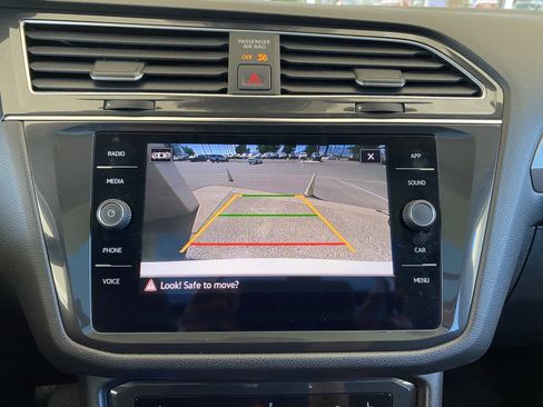 Used 2023 Volkswagen Tiguan SE w/ Panoramic Sunroof Package FWD image 4