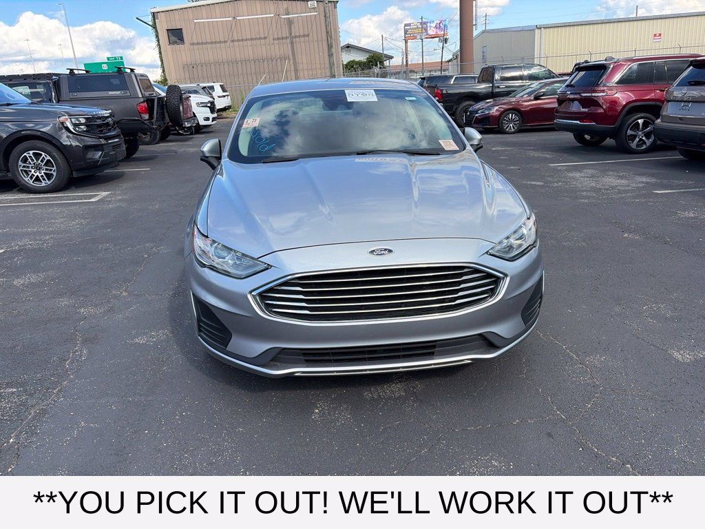 Used 2020 Ford Fusion SE FWD image 2