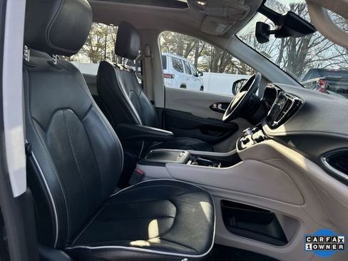 Used 2024 Chrysler Pacifica Limited image 27