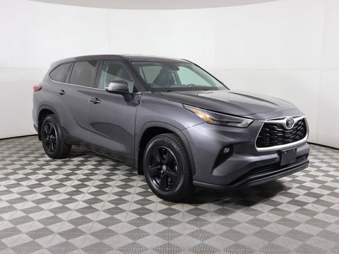 Used 2023 Toyota Highlander LE image 3