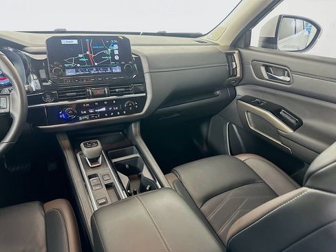 Used 2025 Nissan Pathfinder Platinum FWD image 24