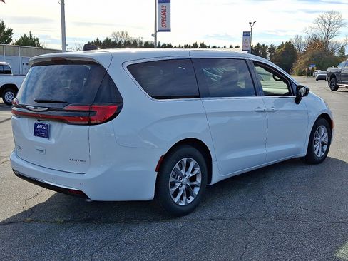 New 2026 Chrysler Pacifica Limited image 6
