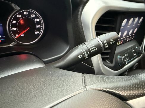 Used 2022 GMC Acadia SLE image 16