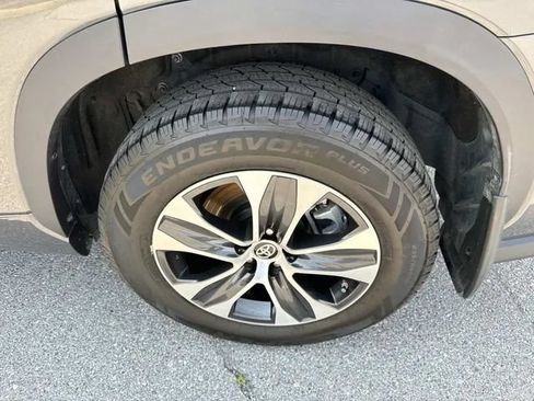 Used 2021 Toyota Highlander XLE AWD/4WD image 13