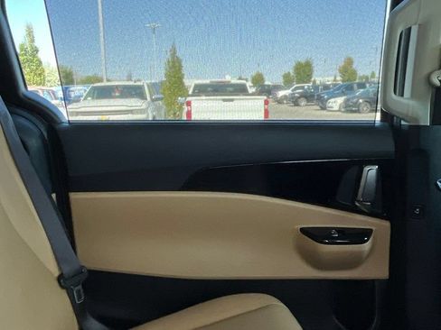 Used 2024 Kia Carnival EX FWD image 21