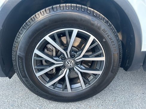 Used 2018 Volkswagen Tiguan SE image 34