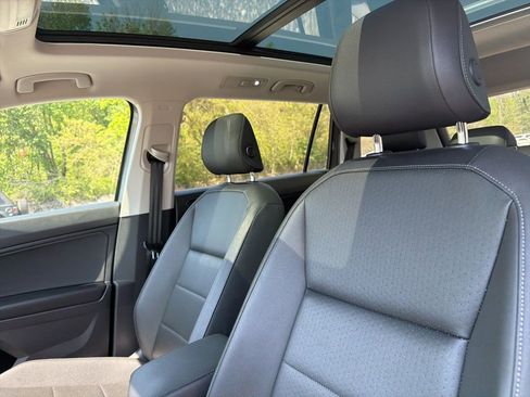 Used 2019 Volkswagen Tiguan SE w/ Panoramic Sunroof Package FWD image 9