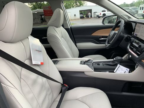 New 2024 Toyota Grand Highlander Limited image 39