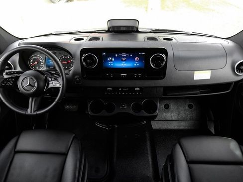 Used 2025 Mercedes-Benz Sprinter 2500 w/ Dashboard Charging Package image 10