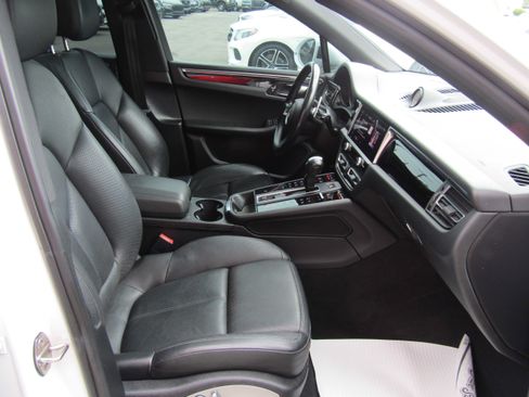 Used 2022 Porsche Macan AWD/4WD image 12