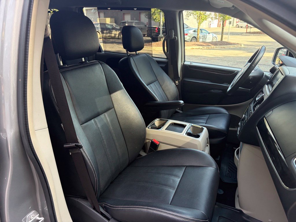 Used 2016 Chrysler Town & Country Touring-L w/ Driver Convenience Group FWD image 26