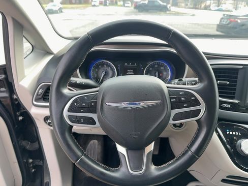 Used 2018 Chrysler Pacifica Touring-L image 18