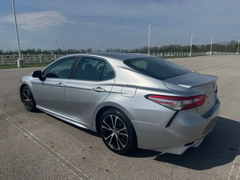 Used 2018 Toyota Camry SE image 5