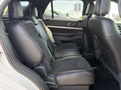 Used 2018 Ford Explorer XLT w/ Equipment Group 202A AWD/4WD image 8