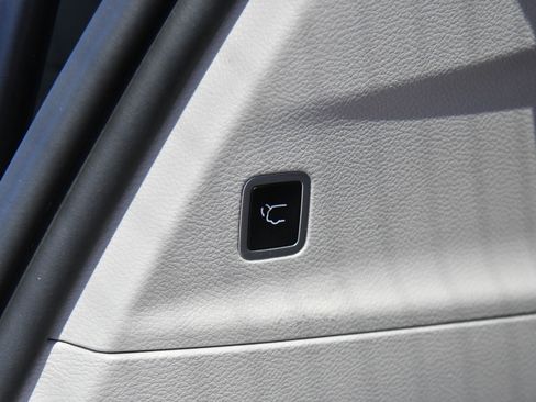 Used 2023 Chrysler Pacifica Touring-L FWD image 46
