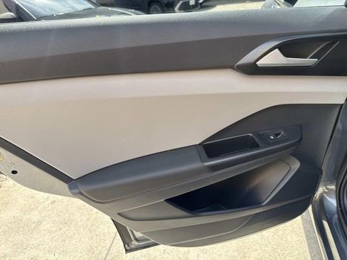 Certified 2023 Volkswagen Taos SE w/ Black Wheel Package image 9