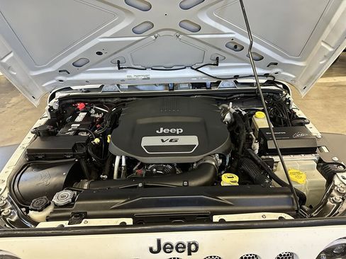Used 2015 Jeep Wrangler Unlimited Rubicon w/ Connectivity Group AWD/4WD image 8