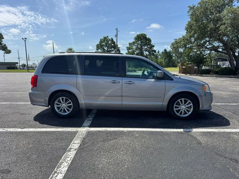 Used 2016 Dodge Grand Caravan SXT FWD image 4