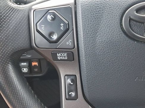 Used 2017 Toyota Tacoma TRD Sport w/ Tow Package (A/T) AWD/4WD image 21