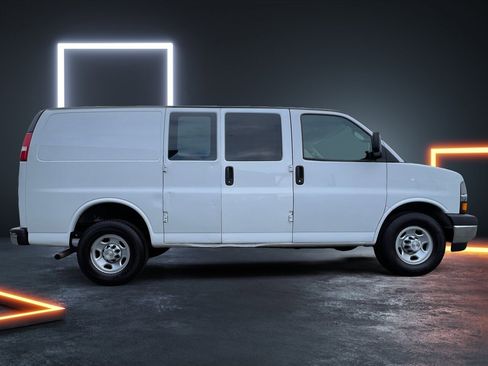 Used 2018 Chevrolet Express 2500 w/ Driver Convenience Package image 7