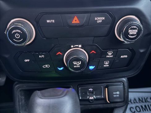 Used 2018 Jeep Renegade Altitude FWD image 14
