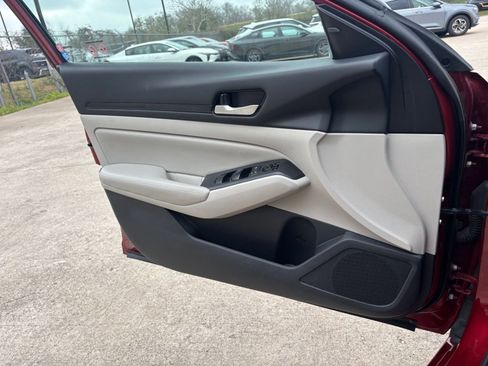 Used 2025 Nissan Altima 2.5 SV image 18