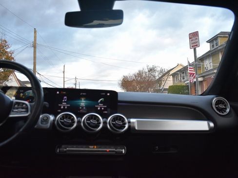 Used 2022 Mercedes-Benz GLB 250 4MATIC w/ Premium Package Lite image 29