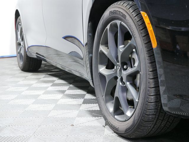 Certified 2025 Chrysler Pacifica Limited FWD image 8