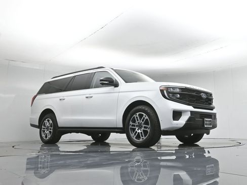 Used 2025 Ford Expedition Max Active AWD/4WD image 3