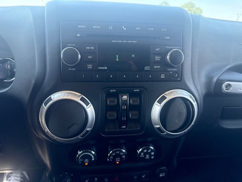 Used 2015 Jeep Wrangler Unlimited Rubicon w/ Connectivity Group AWD/4WD image 23