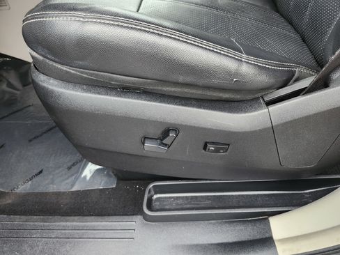 Used 2011 Chrysler Town & Country Touring-L w/ Entertainment Group #2 FWD image 22