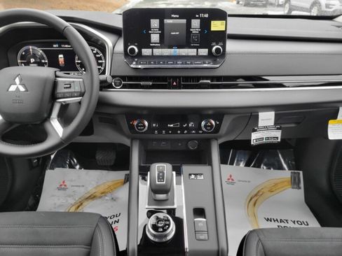 New 2025 Mitsubishi Outlander SE image 12