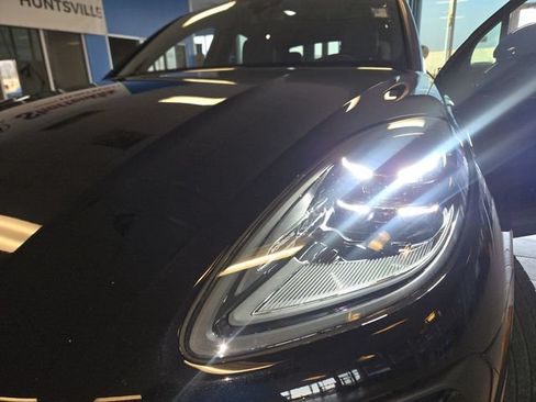 Used 2023 Porsche Macan AWD/4WD image 28