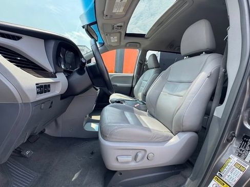 Used 2017 Toyota Sienna XLE w/ XLE Navigation Package FWD image 10