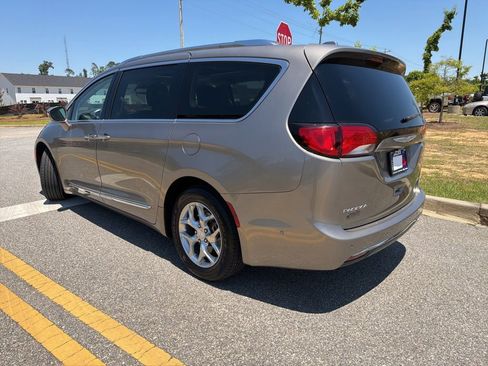 Used 2018 Chrysler Pacifica Limited w/ Advanced Safetytec Group FWD image 6