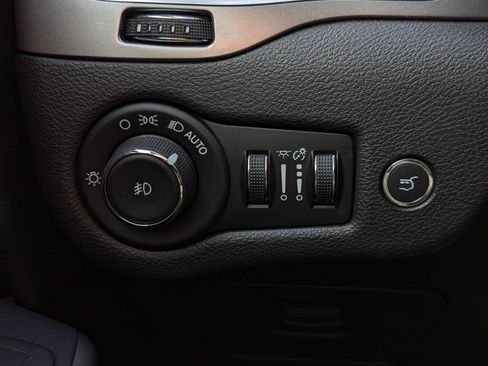 Used 2019 Jeep Cherokee Latitude Plus w/ Comfort/Convenience Group AWD/4WD image 27