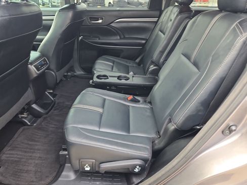 Used 2018 Toyota Highlander SE image 13