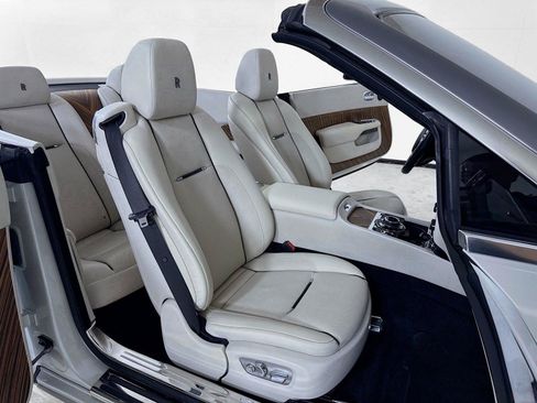 Used 2016 Rolls-Royce Dawn RWD image 33