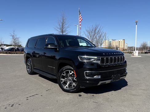 Certified 2024 Jeep Wagoneer L Series III w/ Flexible Seating Group image 2