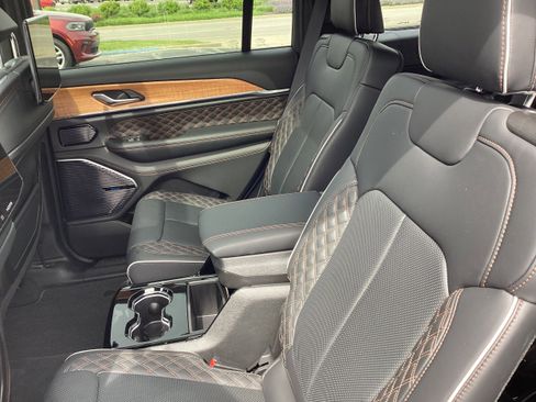 Used 2025 Jeep Grand Cherokee L Summit AWD/4WD image 13