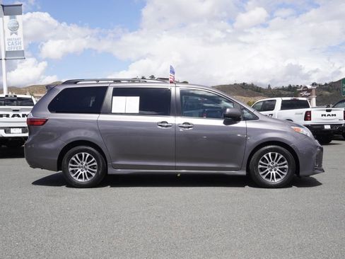 Used 2020 Toyota Sienna XLE image 3