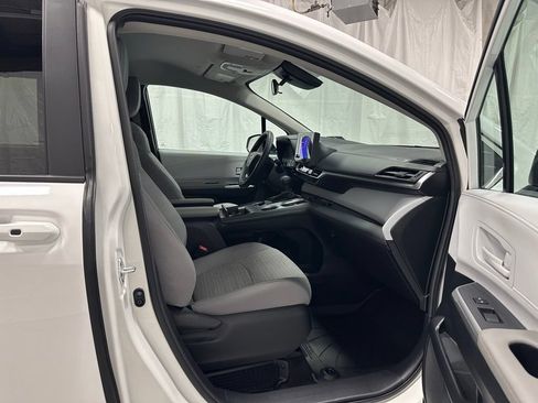 Used 2025 Toyota Sienna LE FWD image 62