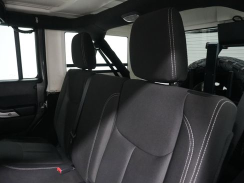 Used 2017 Jeep Wrangler Unlimited Rubicon w/ Connectivity Group image 13