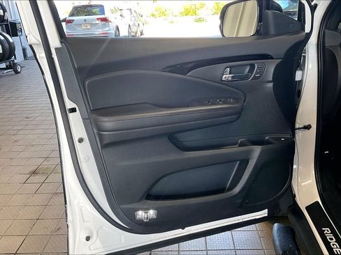 Used 2025 Honda Ridgeline Black Edition image 2