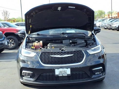 Used 2024 Chrysler Pacifica Touring-L image 32