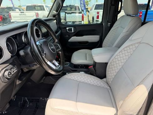 Used 2022 Jeep Gladiator Overland AWD/4WD image 11